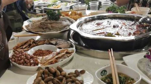 火城雙味 重慶火鍋與燜鍋的味覺(jué)對(duì)話(huà)